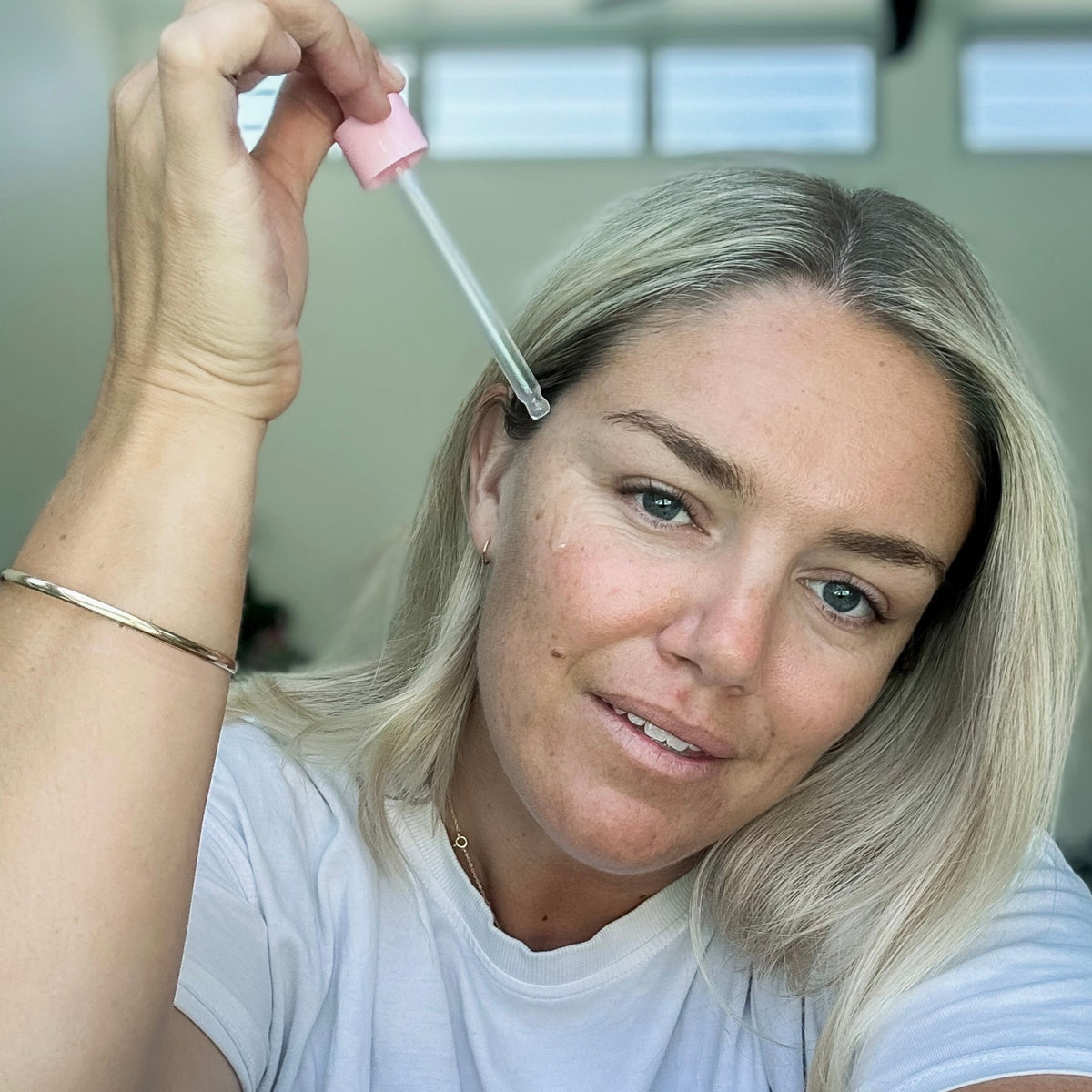 Mother of Tan Influencer applying Botanique Facial Glaze